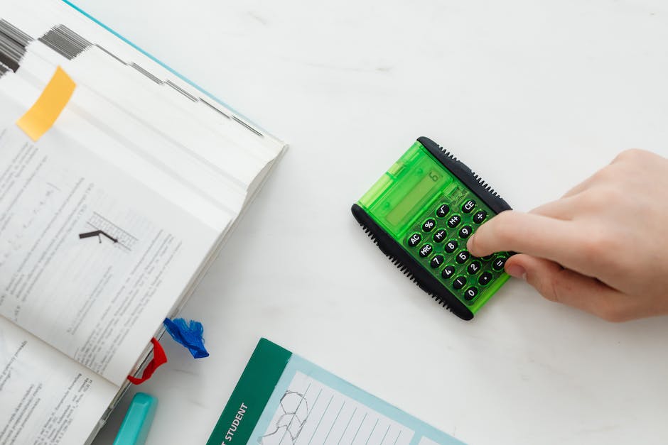 Image of a calculator and a house, representing home improvement loans